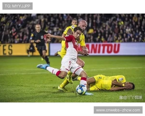 南特主场对阵摩纳哥，保级铁壁防守应对青年军快速攻势的战术博弈