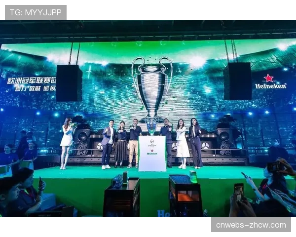 欧冠奖杯巡展抵达华沙，吸引数万波兰球迷参观