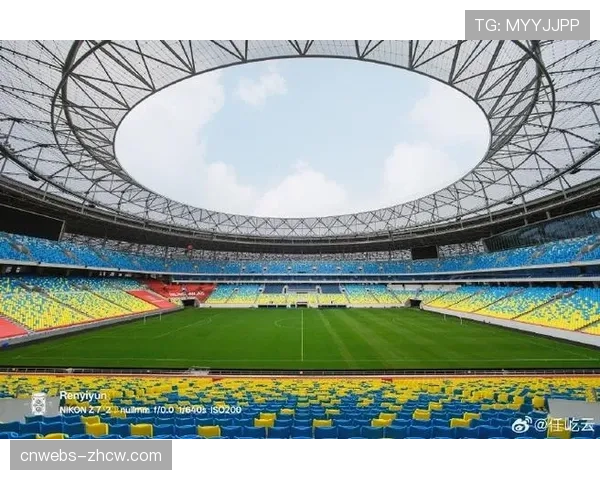 五粮液文化体育中心专业足球场涌入41184名球迷观赛